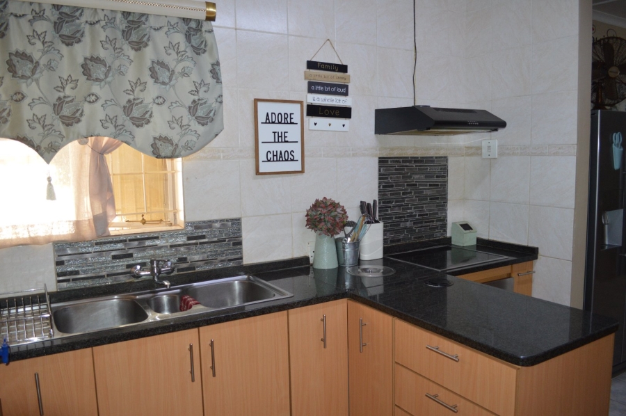 8 Bedroom Property for Sale in Flamwood North West